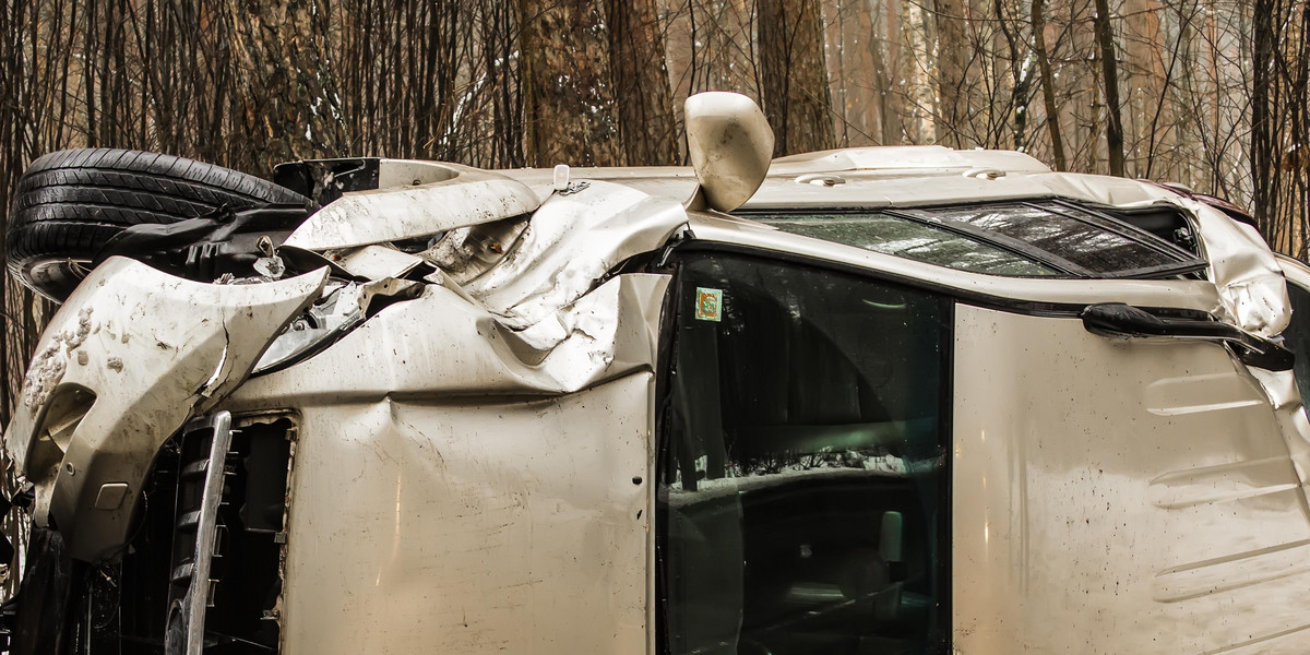 Auto spadło z obwodnicy kilka metrów od dwóch rowerzystów