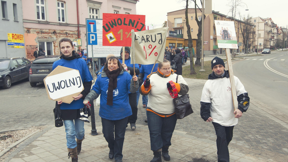 W dniu dzisiejszym Fundacja im. Brata Alberta, prowadząca placówki dla osób niepełnosprawnych intelektualnie, organizuje na ulicach polskich miast akcję pod hasłem „Uwolnij 1% !”.