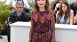 Isabelle Huppert w kolorowej stylizacji na sesji w Cannes