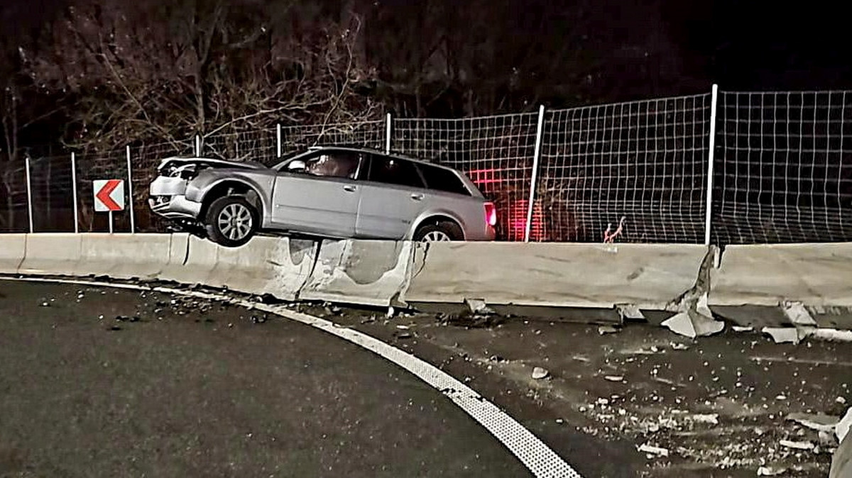 Groźny wypadek w Sulejówku. Audi uderzyło w bariery. Ranna kobieta w ciąży