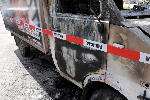 Spalona furgonetka z hasłami i plakatami przeciw aborcji przed Szpitalem Bielańskim w Warszawie