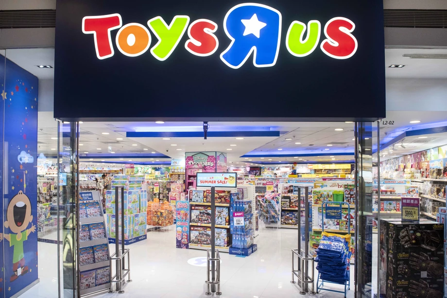 Toys „R” Us została przejęta przez KKR w 2005 r. za 6,6 mld dolarów. W 2017 roku sieć sklepów ogłosiła upadłość, a fundusz zdecydował o wypłaceniu pracownikom sowitych odpraw.