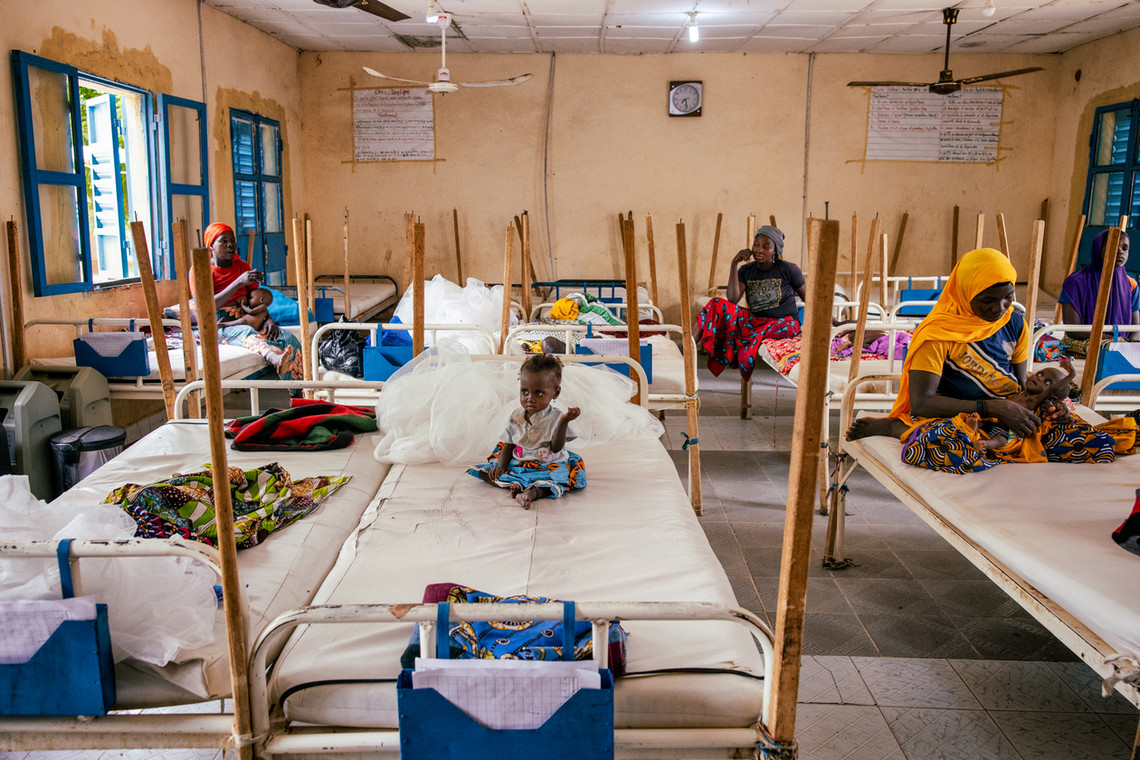 Sala, gdzie przebywają matki ze swoimi dziećmi, które są w skrajnej fazie niedożywienia. Intensive Nutrition Recovery Center/CRENI, Mayahi, Niger. Fot. Iwona El Tanbouli-Jabłońska