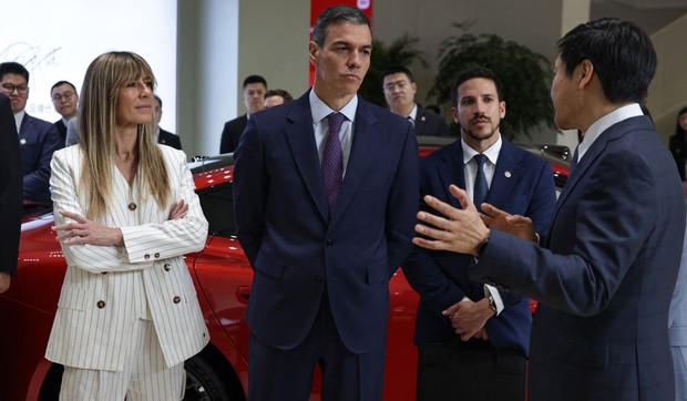 Begonja Gomez i Pedro Sančez sa predsednikom i izvršnim direktorom kompanije "Xiaomi" Lijem Džunom (desno) u Pekingu, 13. aprila 2026.