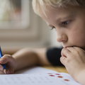 Dlaczego dzieci piszą litery odwrotnie? "Dorośli tego nie potrafią"