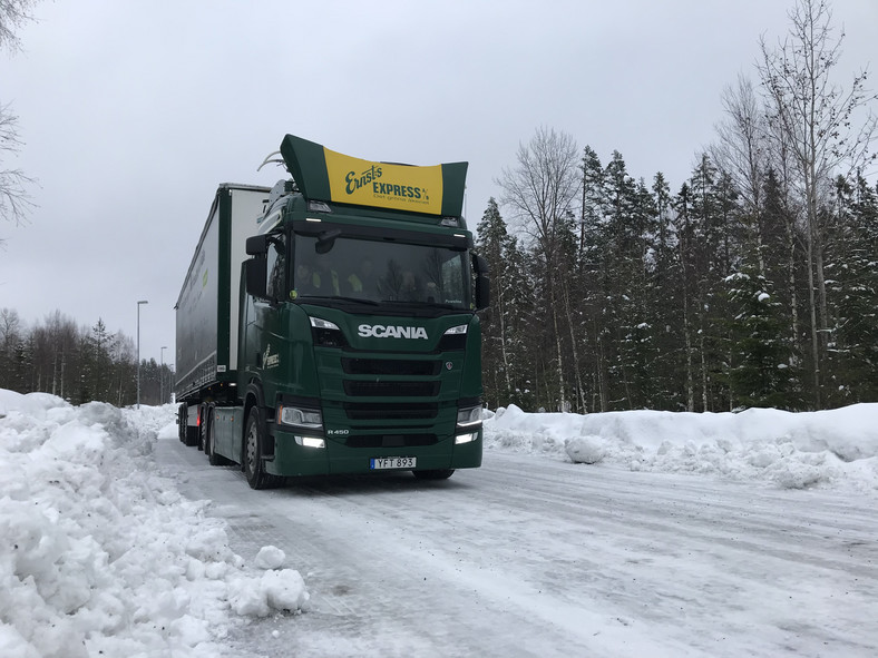 Hybrydowa Scania R450 na drodze E16 w Szwecji