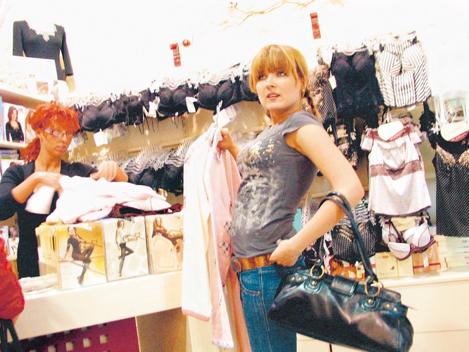 Gosia Andrzejewicz nie oparła się pokusie prezentu dla siebie - wzięła sukienkę przeznaczyła 80 zł