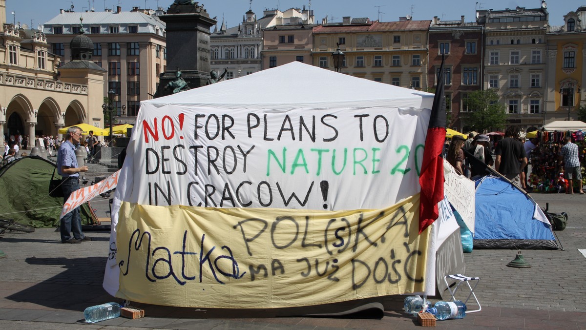 Krakowskie Stowarzyszenie Obrony praw lokatorów, które siłą zostało usunięte z Rynku Głównego zapowiada, że sprawę złoży do sądu. Planują kolejne protesty w Krakowie, również w dniu rozpoczęcia EURO 2012 - informuje Radio Kraków.