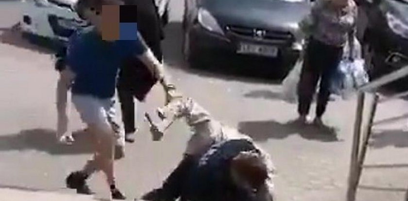 Nożownik zaatakował policjanta, miał zdjęcia z Jakim. Minister odpowiedział na to krótko