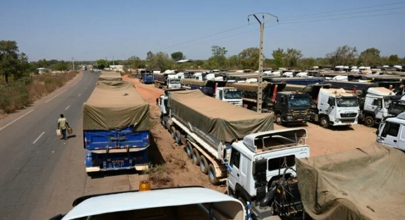 Des camions de transport malien garés au bord de la route.