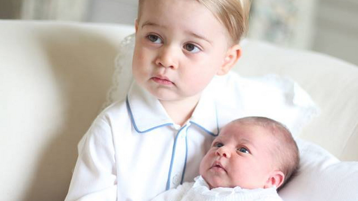 Już w najbliższą niedzielę odbędzie się chrzest urodzonej 2 maja księżniczki Charlotte, drugiego dziecka księżnej Kate i księcia Williama. Magazyn "Hello" podaje, kto będzie uczestniczył w prywatnej ceremonii chrztu małej arystokratki.