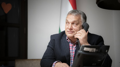 Orbán Viktort lefotózták, ahogy Donald Trumppal beszél  
