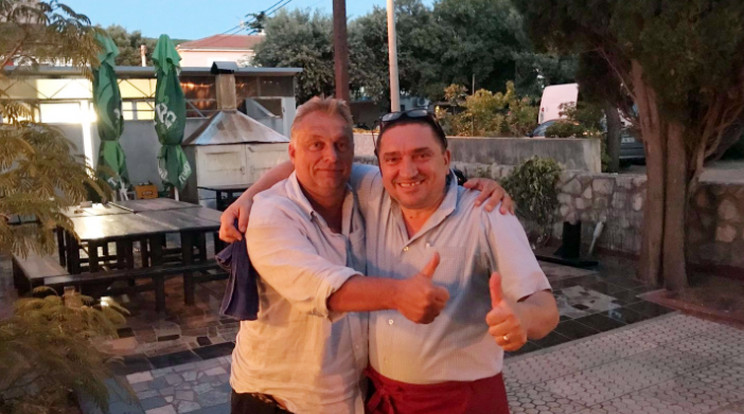 Az étterem tulajdonosa osztotta meg
az Orbán Viktorral vasárnap este készült fotót. Ő ismerte fel a vendégek között a kormányfőt