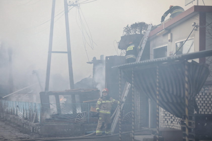 Warszawa: pożar pawilonów przy Bakalarskiej. Wybuchły fajerwerki