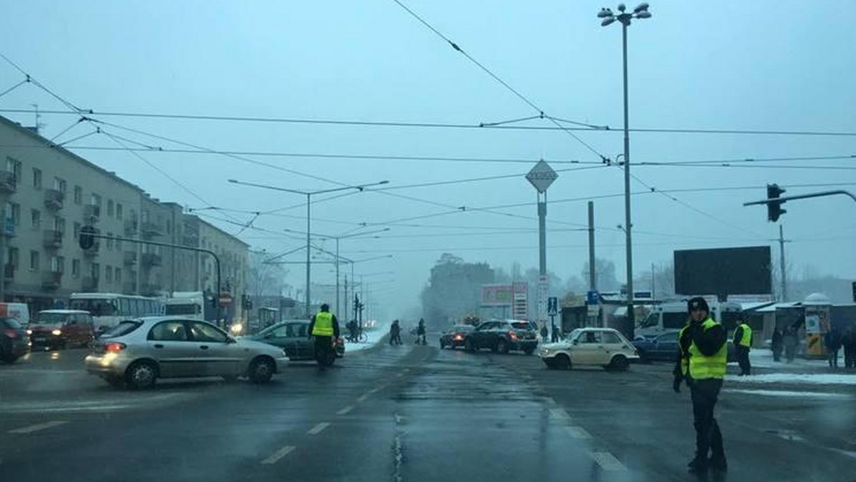 Potężna awaria zasilania w całym Śródmieściu w Łodzi została już usunięta. Jak informują przedstawiciele PGE Dystrybucja, prąd "wrócił" przed godziną 16. Wcześniej – sytuacja w Łodzi była naprawdę trudna.