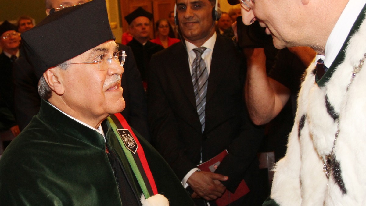 Ali bin Ibrahim Al-Naimi, minister ropy i zasobów mineralnych Królestwa Arabii Saudyjskiej, otrzymał w czwartek doktorat honoris causa Akademii Górniczo-Hutniczej w Krakowie. Minister uznawany jest za jedną z najważniejszych postaci światowego rynku energetycznego, a w 2008 r. amerykański tygodnik "Time" zaliczył go do stu najbardziej wpływowych osobistości świata.