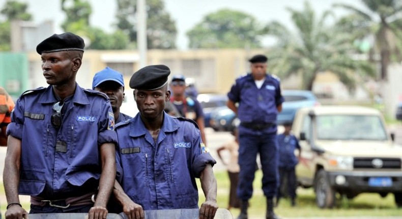 A police station and a court compound in the DR Congo capital Kinshasa were attacked by gunmen on Friday