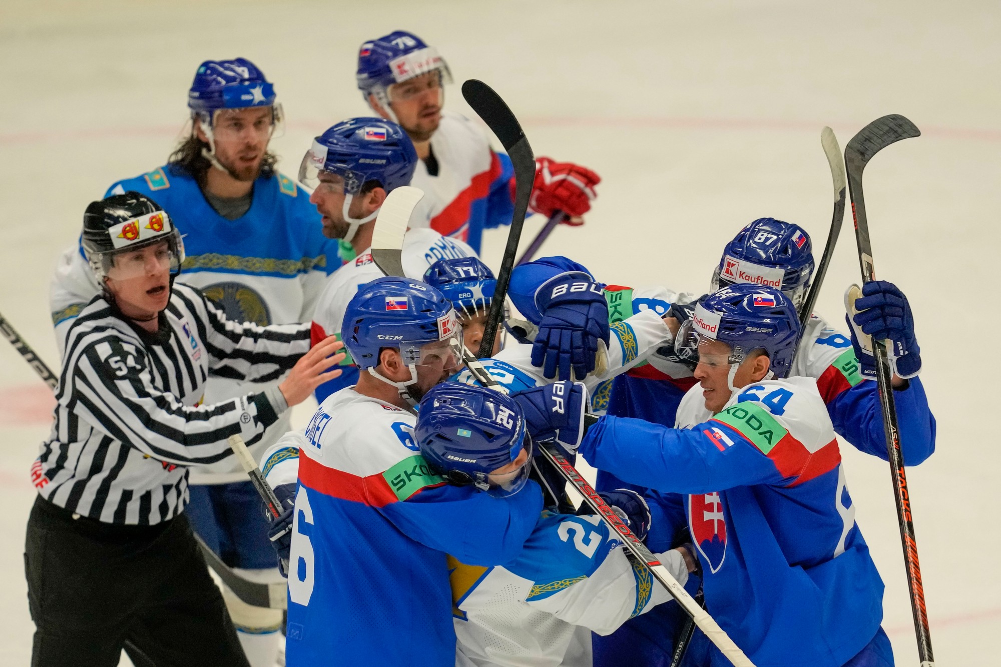 Slovenskí a kazašskí hokejisti v potýčke.