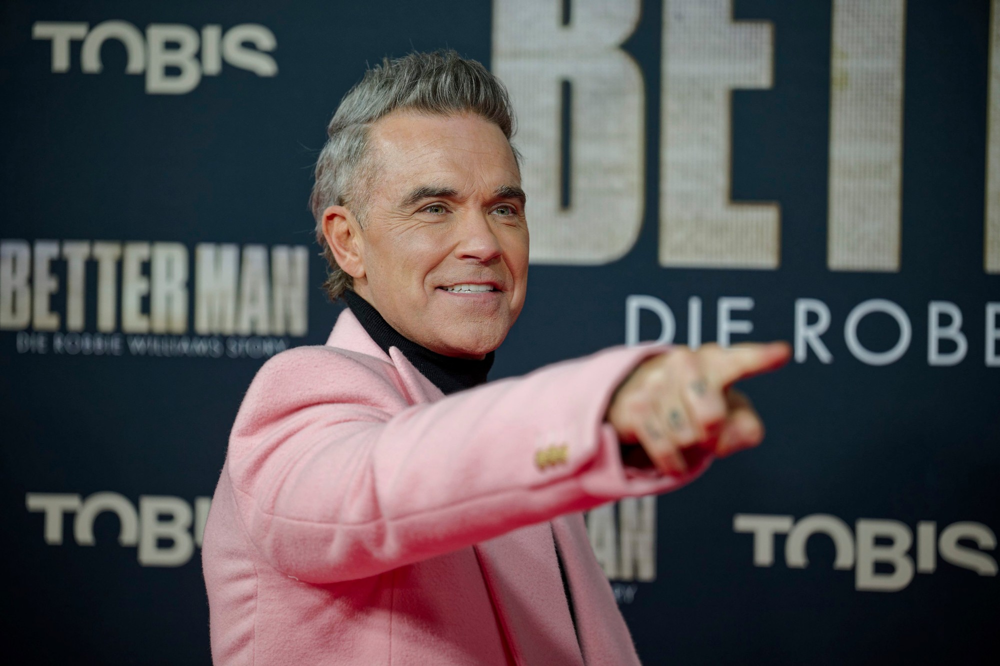 Spevák Robbie Williams.