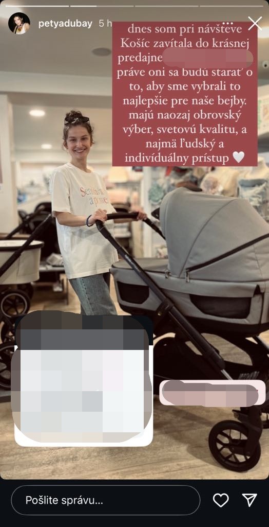 Herečka Petra Dubayová vybrala kočík pre bábätko.