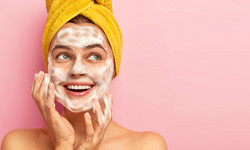 Pianka do mycia twarzy – kiedy warto ją stosować? Czy działa lepiej niż żel oczyszczający?