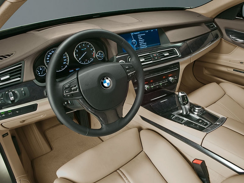 BMW: 740i bez 8-cylindrowego silnika, 750i z dwoma turbosprężarkami