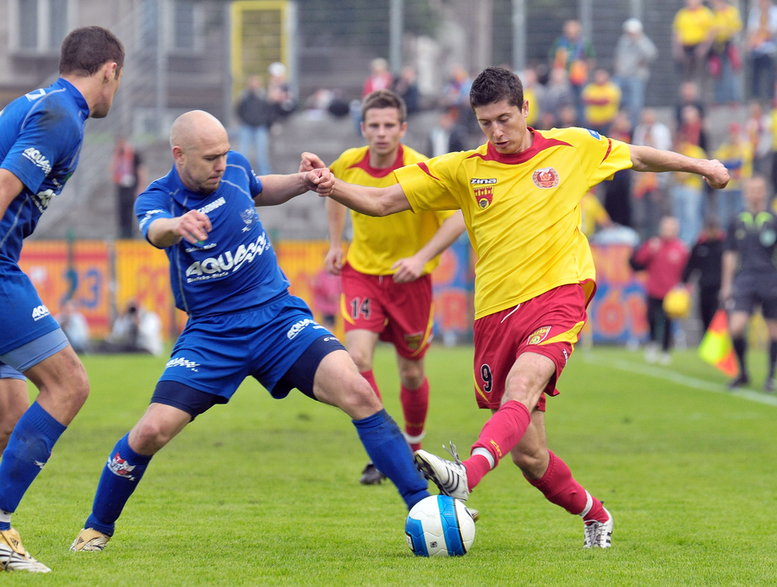 Robert Lewandowski (z prawej) w Zniczu Pruszków