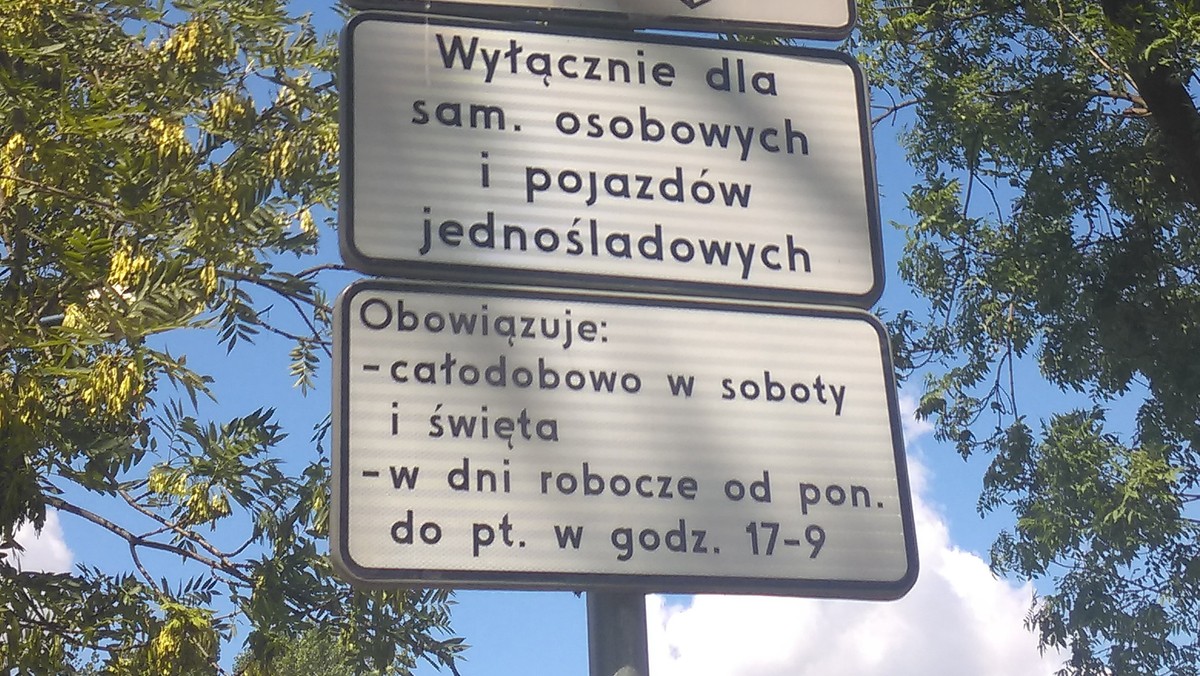 Ograniczenie w parkowaniu na alei 3 Maja wprowadzono pół roku temu. Ale przez nieczytelne znaki, mieszkańcy nadal mają problemy ze zrozumieniem, gdzie i kiedy mogą parkować. Tylko we wtorek, w ciągu kilkunastu minut, kilka osób parkowało na wysokości ulicy Reymana i patrząc na znak zastanawiali się, czy dobrze zaparkowali. Niedobrze, ale znak im tego należycie nie tłumaczy.