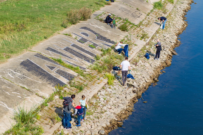 Mieszkańcy sprzątali nabrzeże Warty w Poznaniu