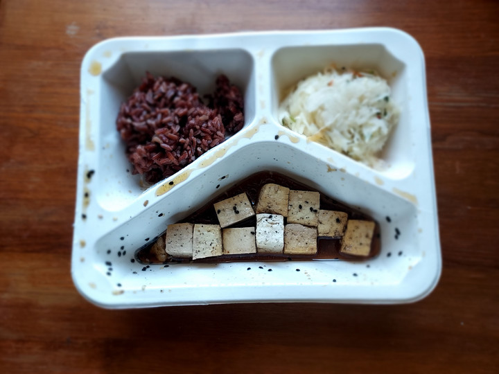 Tofu w sosie teriyaki z ryżem czerwonym, z surówką z kiszonej kapusty po azjatycku