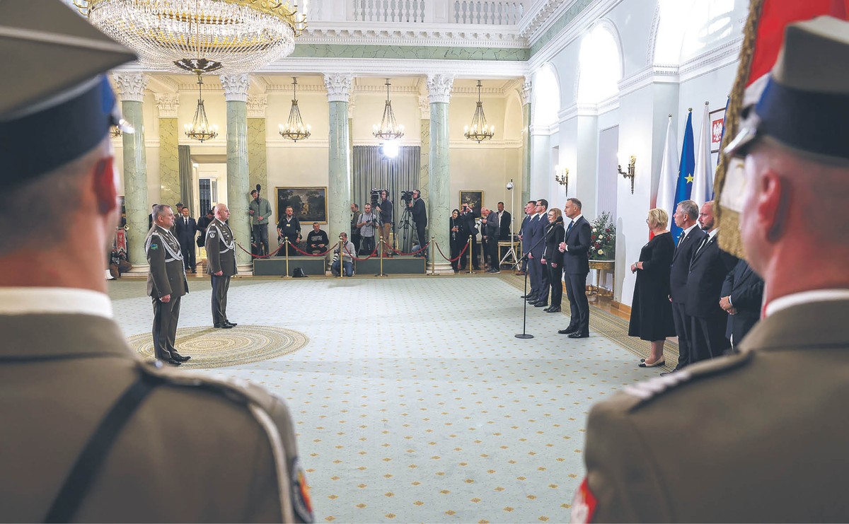 Nowo powołany dowódca operacyjny rodzajów Sił Zbrojnych RP, gen. Maciej Klisz, oraz nowo powołany dowódca sztabu generalnego Wojska Polskiego, gen. broni Wiesław Kukuła