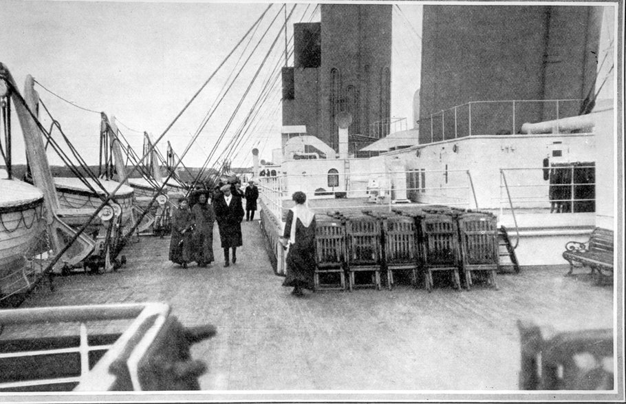 Pokład Titanica, po lewej widać szalupy