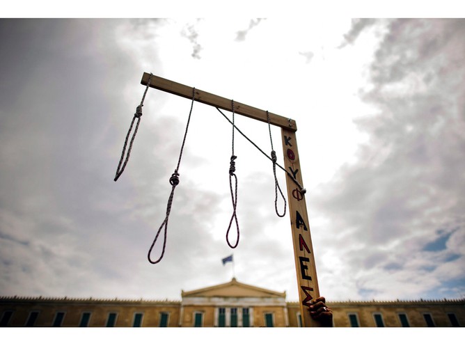 Szubienica wzniesiona przez protestujących naprzeciw greckiego parlamentu w Atenach