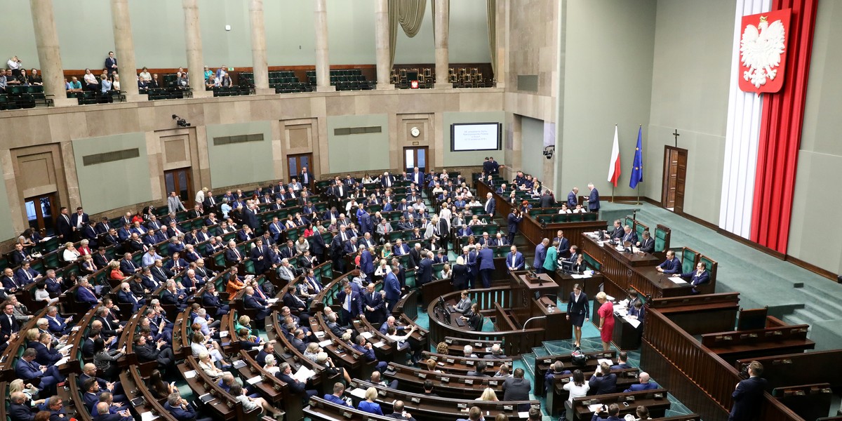 Sejm uchwalił w środę wieczorem ustawę ws. jawności majątku rodzin najważniejszych urzędników państwowych. Zgodnie z ustawą m.in. premier, ministrowie, posłowie, senatorowie, europosłowie, prezesi TK, NSA i SN będą mieli obowiązek ujawnić majątek odrębny swych małżonków i dzieci.