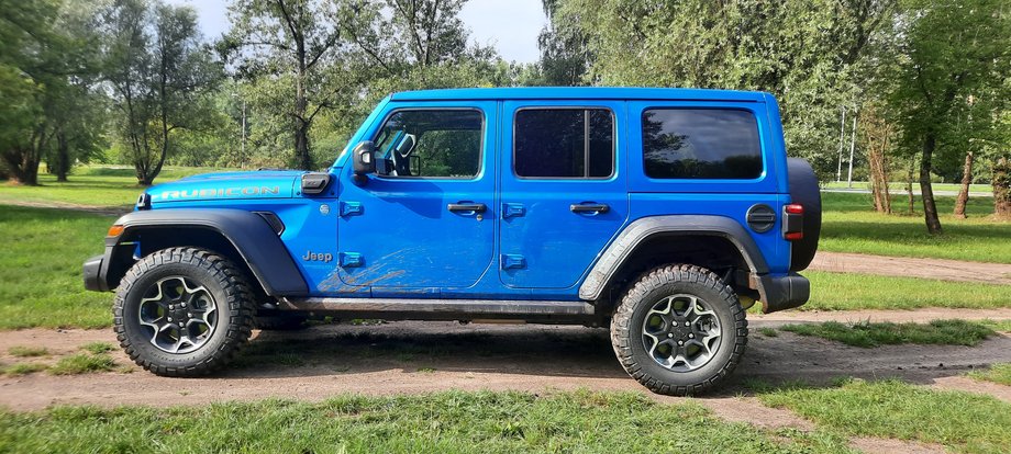 Jeep Wrangler Unlimited 4Xe może rozpędzić się do setki w czasie krótszym niż niejeden model o sportowym zacięciu. To zasługa dwóch elektrycznych silników, które wspomagają spalinową jednostkę.