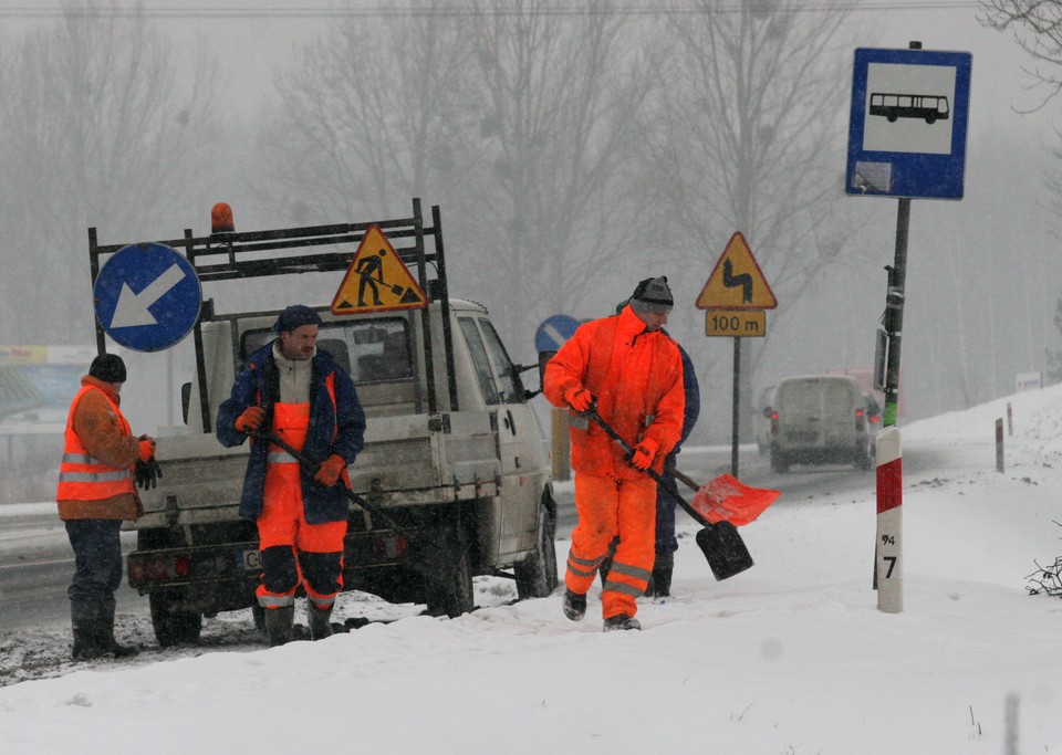 Obfite opady śniegu i fatalne warunki na drogach