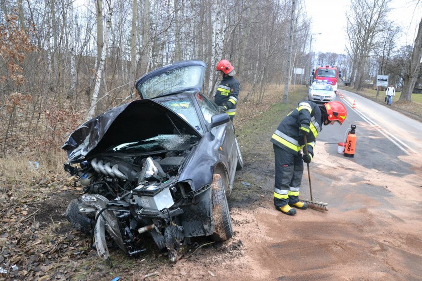 Knurów. Ulica Zwycięstwa. Zderzenie radiowozu z audi A3