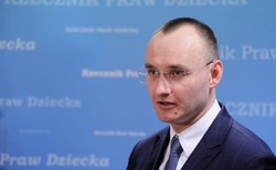 RPD popiera projekt Dudy. "Gdy powstawała konstytucja, nie przewidywano zmian w mentalności..."