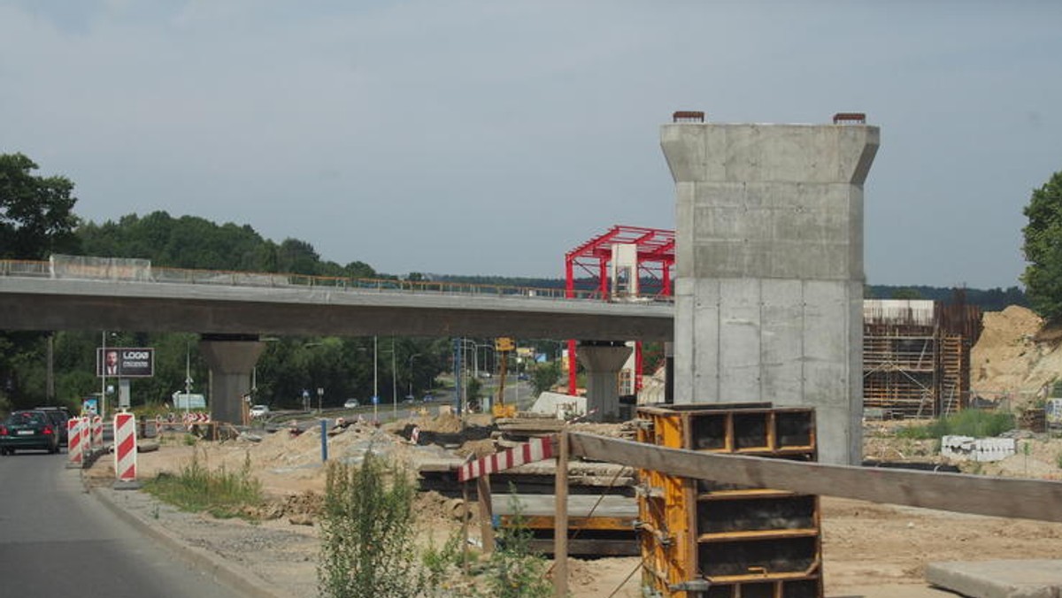 Budowana od listopada linia tramwajowa na gdańską Morenę z tygodnia na tydzień nabiera coraz więcej kształtu. Według informacji z terenu budowy, zrealizowano już ponad 40 procent prac inwestycyjnych. W najbliższy weekend kierowców przejeżdżających przez Piecki Migowo czekają kolejne zmiany w organizacji ruchu.