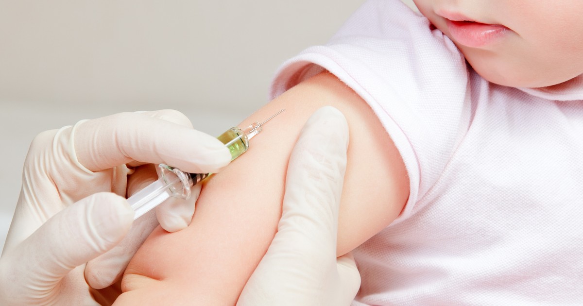 Obecna szczepionka nie chroni już dzieci? Lekarze alarmują: "Odstajemy, jesteśmy w tyle peletonu"