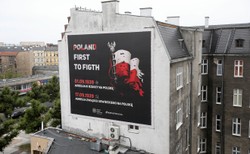 Literówka na patriotycznym banerze to nic. IPN naraził się też spadkobiercom autora oryginalnego plakatu