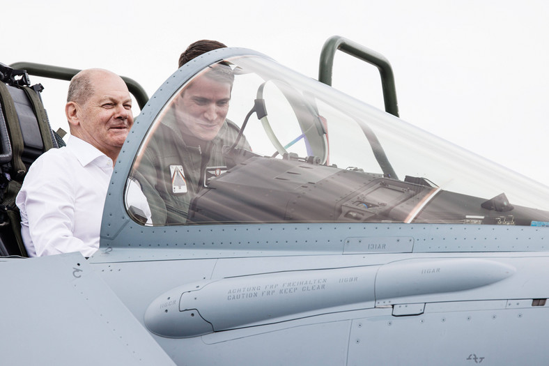 Kanclerz Olaf Scholz w kokpicie Eurofightera podczas ćwiczeń Air Defender 2023