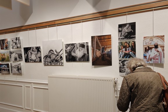 Otvorena izložba ''Susreti sa poslednjim Srbima na Kosovu" u Parizu: "Ovim možemo da utičemo na svest ljudi" (FOTO)