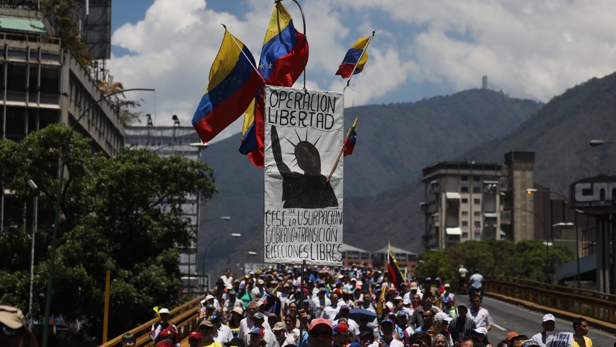 Prezydent Wenezueli Nicolas Maduro powiedział, że za atakami na system energetyczny kraju stoją Chile i Columbia, które wspiera rząd USA. W kraju co chwila dochodzi do awarii elektrowni, paraliżując go.