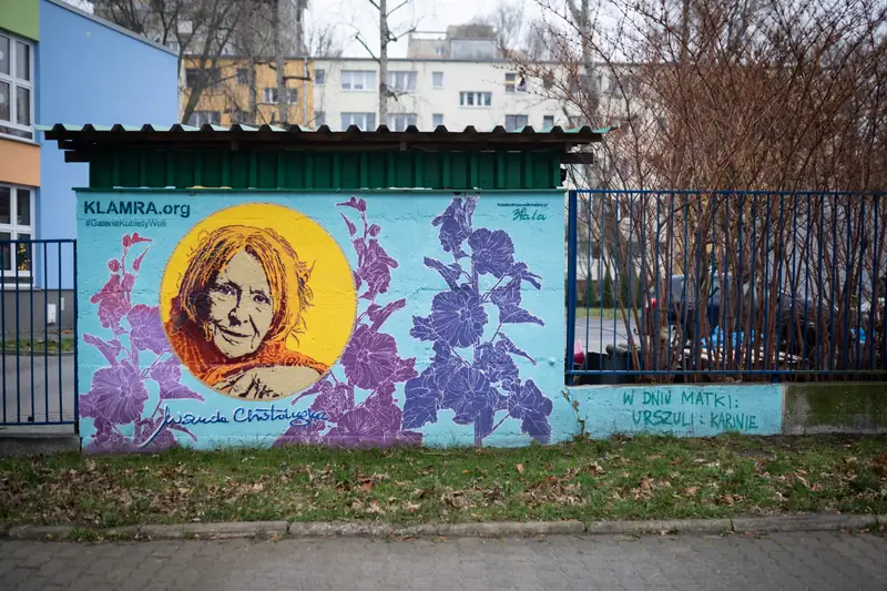 Jedna w muranowskich altanek śmietnikowych odnowiona w ramach akcji &quot;Stop Bazgrołom&quot;. 