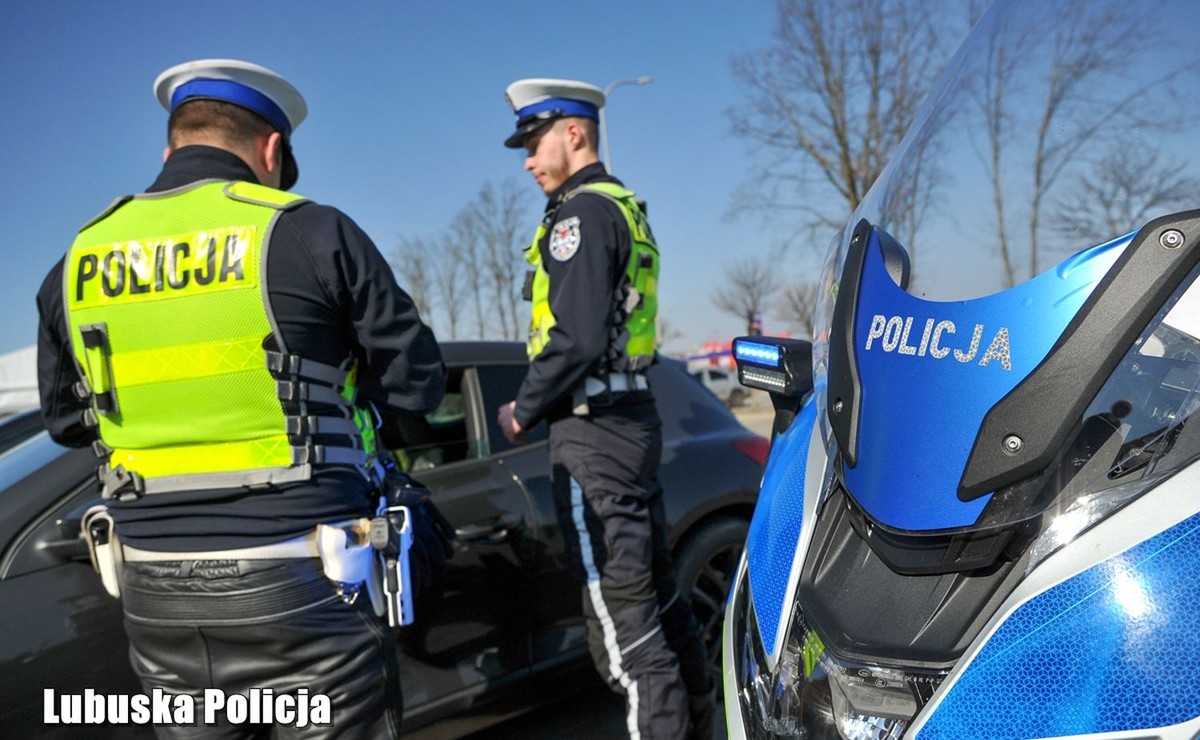 Policja kontroluje kierowcę