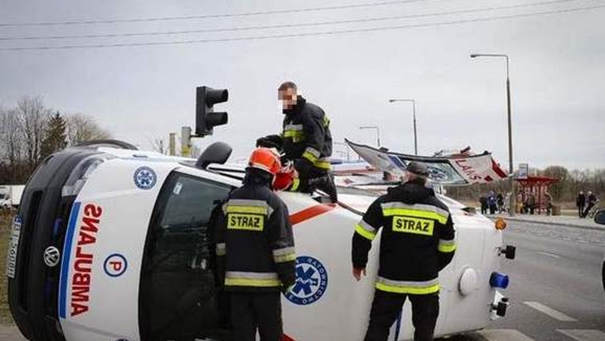 Ambulans spadł z mostu do rzeki Omulwi. Na całe szczęście kierujący doznał jedynie ogólnych potłuczeń ciał. W karetce nie było innych osób - donosi wspolczesna.pl.