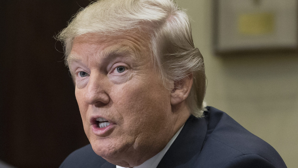 Ok. 900 pracowników Departamentu Stanu podpisało wewnętrzną notatkę krytykującą dekret prezydenta Donalda Trumpa zakazujący wjazdu do USA uchodźcom i imigrantom z kilku krajów z większością muzułmańską - informuje Reuters.