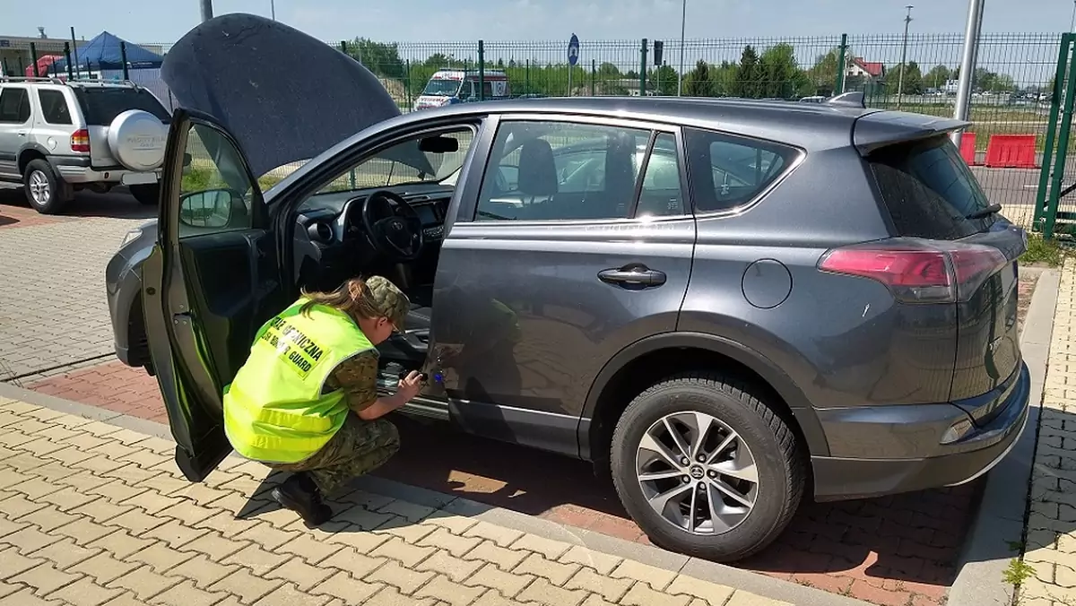 Funkcjonariusze z Nadbużańskiego Oddziału Straży Granicznej zatrzymali Toyotę RAV4 o wartości ponad 100 tys. zł