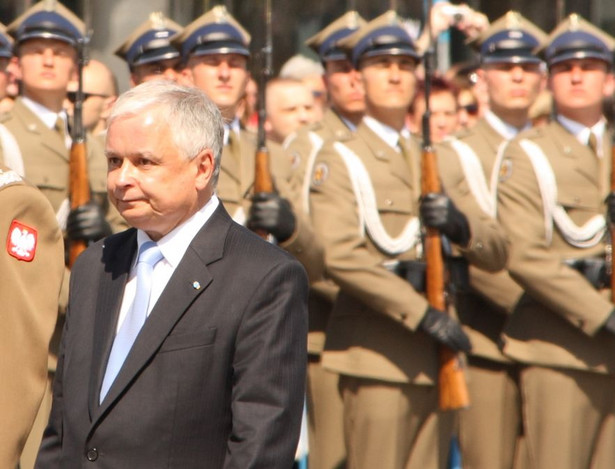 Wojna o pomnik Lecha Kaczyńskiego. PO grozi PiS prokuraturą